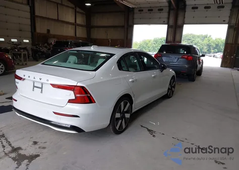 2024 Volvo S60 Recharge Plug-In Hybrid T8 Core Dark Theme z USA, uszkodzony, nr VIN 7JRH60FK5RG311147